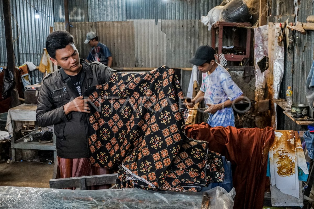 Daftar dan Kelebihan Sarung Batik untuk Santri Putri