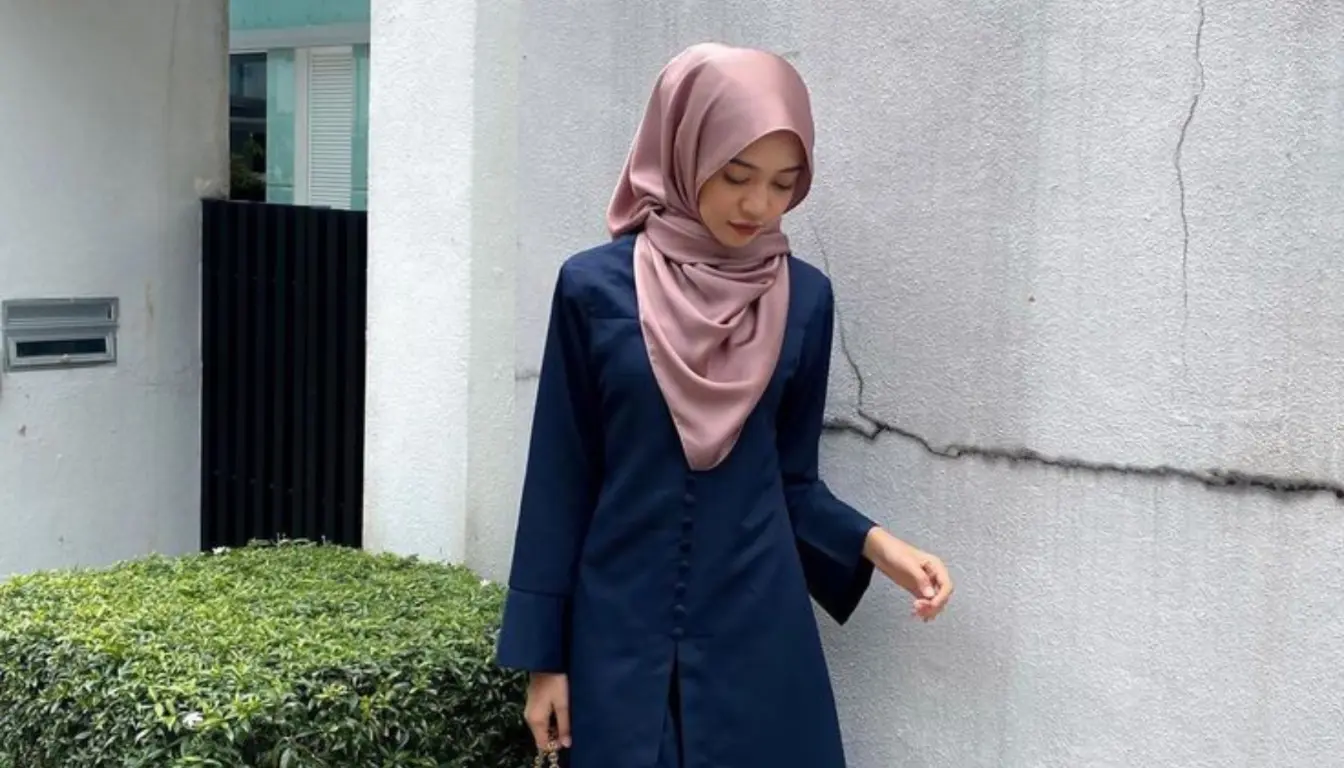Gamis Navy Cocok dengan Jilbab Warna Apa? Ini Inspirasi Mix & Match yang Elegan